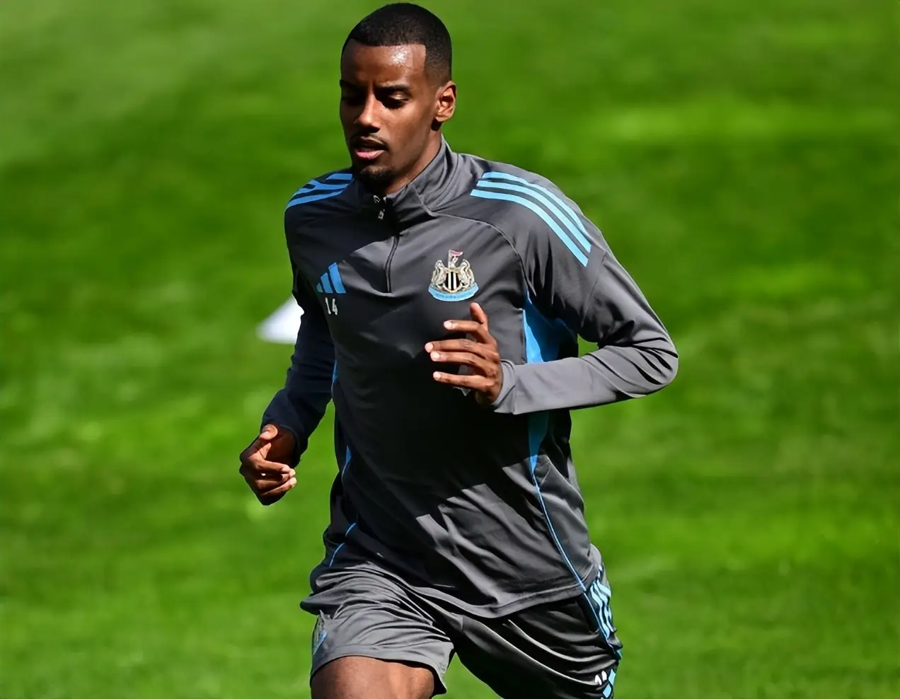 开云体育-关于纽卡斯尔发布备战花絮；今夜防线松动；葡超任务艰巨；赛季目标并未改变的信息